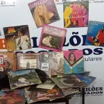 LOTE 065 - 01 LOTE COM GRANDE QUANTIDADE DE DISCOS DE VINIL. (NO ESTADO) ATENÇÃO! FAZER A VISITAÇÃO ANTES DE ARREMATAR, NÃO SABEMOS SE FUNCIONA, LEILÃO NÃO TEM GARANTIA E NEM DEVOLUÇÃO, SUJEITO A POSSÍVEIS AVARIAS VISÍVEIS/OCULTAS E/OU AUSÊNCIA DE COMPONENTES.