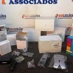LOTE 211 - 01 TV BOX E 06 CAIXAS DE FONTE COM 04 UNIDADES CADA. (NO ESTADO) ATENÇÃO! FAZER A VISITAÇÃO ANTES DE ARREMATAR, NÃO SABEMOS SE FUNCIONA, LEILÃO NÃO TEM GARANTIA E NEM DEVOLUÇÃO, SUJEITO A POSSÍVEIS AVARIAS VISÍVEIS/OCULTAS E/OU AUSÊNCIA DE COMPONENTES.