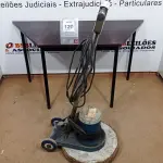LOTE 120 - 01 ENCERADEIRA ELÉTRICA. (NO ESTADO) ATENÇÃO! FAZER A VISITAÇÃO ANTES DE ARREMATAR, NÃO SABEMOS SE FUNCIONA, LEILÃO NÃO TEM GARANTIA E NEM DEVOLUÇÃO, SUJEITO A POSSÍVEIS AVARIAS VISÍVEIS/OCULTAS E/OU AUSÊNCIA DE COMPONENTES.