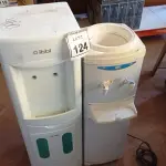 LOTE 124 - 02 BEBEDOUROS SENDO 01 PARA GARRAFÃO (NO ESTADO) ATENÇÃO! FAZER A VISITAÇÃO ANTES DE ARREMATAR, NÃO SABEMOS SE FUNCIONA, LEILÃO NÃO TEM GARANTIA E NEM DEVOLUÇÃO, SUJEITO A POSSÍVEIS AVARIAS VISÍVEIS/OCULTAS E/OU AUSÊNCIA DE COMPONENTES.