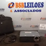 LOTE 013 - 01 PROJETOR MARCA OPTOMA COM CABOS E MALETAS. (NO ESTADO) ATENÇÃO! FAZER A VISITAÇÃO ANTES DE ARREMATAR, NÃO SABEMOS SE FUNCIONA, LEILÃO NÃO TEM GARANTIA E NEM DEVOLUÇÃO, SUJEITO A POSSÍVEIS AVARIAS VISÍVEIS/OCULTAS E/OU AUSÊNCIA DE COMPONENTES.