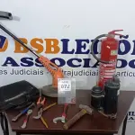 LOTE 072 - 01 MÁQUINA ROÇADEIRA, 01 EXTINTOR DE INCÊNDIO, 01 MOTOR DE AR CONDICIONADO E 01 BOLSA COM FERRAMENTAS VARIADAS. (NO ESTADO) ATENÇÃO! FAZER A VISITAÇÃO ANTES DE ARREMATAR, NÃO SABEMOS SE FUNCIONA, LEILÃO NÃO TEM GARANTIA E NEM DEVOLUÇÃO, SUJEITO A POSSÍVEIS AVARIAS VISÍVEIS/OCULTAS E/OU AUSÊNCIA DE COMPONENTES.