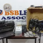 LOTE 119 - 01 IMPRESSORA HP MODELO 7110, 01 APARELHO DE DVD MARCA LG, 06 HDS E 01 CAIXA COM TECLADOS DE PC, CABOS E ELETRÔNICOS DIVERSOS. (NO ESTADO) ATENÇÃO! FAZER A VISITAÇÃO ANTES DE ARREMATAR, NÃO SABEMOS SE FUNCIONA, LEILÃO NÃO TEM GARANTIA E NEM DEVOLUÇÃO, SUJEITO A POSSÍVEIS AVARIAS VISÍVEIS/OCULTAS E/OU AUSÊNCIA DE COMPONENTES.