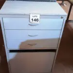 LOTE 146 - 01 ARMÁRIO DE FERRO E TAMPO EM MADEIRA COM 03 GAVETAS E 01 PORTA. (NO ESTADO) ATENÇÃO! FAZER A VISITAÇÃO ANTES DE ARREMATAR, NÃO SABEMOS SE FUNCIONA, LEILÃO NÃO TEM GARANTIA E NEM DEVOLUÇÃO, SUJEITO A POSSÍVEIS AVARIAS VISÍVEIS/OCULTAS E/OU AUSÊNCIA DE COMPONENTES.