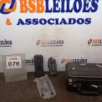 LOTE 076 - 02 RÁDIOS COMUNICADORES E 01 CASE. (NO ESTADO) ATENÇÃO! FAZER A VISITAÇÃO ANTES DE ARREMATAR, NÃO SABEMOS SE FUNCIONA, LEILÃO NÃO TEM GARANTIA E NEM DEVOLUÇÃO, SUJEITO A POSSÍVEIS AVARIAS VISÍVEIS/OCULTAS E/OU AUSÊNCIA DE COMPONENTES.
