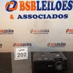 LOTE 202 - 01 PROJETOR BENQ. (NO ESTADO) ATENÇÃO! FAZER A VISITAÇÃO ANTES DE ARREMATAR, NÃO SABEMOS SE FUNCIONA, LEILÃO NÃO TEM GARANTIA E NEM DEVOLUÇÃO, SUJEITO A POSSÍVEIS AVARIAS VISÍVEIS/OCULTAS E/OU AUSÊNCIA DE COMPONENTES.