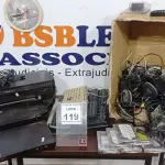 LOTE 119 - 01 IMPRESSORA HP MODELO 7110, 01 APARELHO DE DVD MARCA LG, 06 HDS E 01 CAIXA COM TECLADOS DE PC, CABOS E ELETRÔNICOS DIVERSOS. (NO ESTADO) ATENÇÃO! FAZER A VISITAÇÃO ANTES DE ARREMATAR, NÃO SABEMOS SE FUNCIONA, LEILÃO NÃO TEM GARANTIA E NEM DEVOLUÇÃO, SUJEITO A POSSÍVEIS AVARIAS VISÍVEIS/OCULTAS E/OU AUSÊNCIA DE COMPONENTES.
