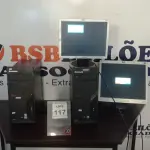 LOTE 117 - 02 CPU MARCA LENOVO E 02 MONITORES MARCAS VARIADAS. (NO ESTADO) ATENÇÃO! FAZER A VISITAÇÃO ANTES DE ARREMATAR, NÃO SABEMOS SE FUNCIONA, LEILÃO NÃO TEM GARANTIA E NEM DEVOLUÇÃO, SUJEITO A POSSÍVEIS AVARIAS VISÍVEIS/OCULTAS E/OU AUSÊNCIA DE COMPONENTES.