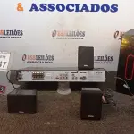 LOTE 047 - 01 HOME THEATER COM 06 CAIXAS MARCA PHILCO. (NO ESTADO) ATENÇÃO! FAZER A VISITAÇÃO ANTES DE ARREMATAR, NÃO SABEMOS SE FUNCIONA, LEILÃO NÃO TEM GARANTIA E NEM DEVOLUÇÃO, SUJEITO A POSSÍVEIS AVARIAS VISÍVEIS/OCULTAS E/OU AUSÊNCIA DE COMPONENTES.