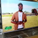 LOTE 476 - 01 SMART TV SKYWORTH 55’’ COM CONTROLE. (NO ESTADO) ATENÇÃO! FAZER A VISITAÇÃO ANTES DE ARREMATAR, NÃO SABEMOS SE FUNCIONA. LEILÃO NÃO TEM GARANTIA E NEM DEVOLUÇÃO, SUJEITO A POSSÍVEIS AVARIAS VISÍVEIS/OCULTAS E/OU AUSÊNCIA DE COMPONENTES.