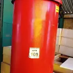 LOTE 108 - 01 LIXEIRA GRANDE REDONDA COM TAMPA. (NO ESTADO) ATENÇÃO! FAZER A VISITAÇÃO ANTES DE ARREMATAR, NÃO SABEMOS SE FUNCIONA, LEILÃO NÃO TEM GARANTIA E NEM DEVOLUÇÃO, SUJEITO A POSSÍVEIS AVARIAS VISÍVEIS/OCULTAS E/OU AUSÊNCIA DE COMPONENTES.