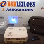 LOTE 015 - 01 PROJETOR MARCA NEC COM CABOS E MALETA. (NO ESTADO) ATENÇÃO! FAZER A VISITAÇÃO ANTES DE ARREMATAR, NÃO SABEMOS SE FUNCIONA, LEILÃO NÃO TEM GARANTIA E NEM DEVOLUÇÃO, SUJEITO A POSSÍVEIS AVARIAS VISÍVEIS/OCULTAS E/OU AUSÊNCIA DE COMPONENTES.
