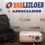 LOTE 012 - 01 PROJETOR MARCA NEC COM MALETA. (NO ESTADO) ATENÇÃO! FAZER A VISITAÇÃO ANTES DE ARREMATAR, NÃO SABEMOS SE FUNCIONA, LEILÃO NÃO TEM GARANTIA E NEM DEVOLUÇÃO, SUJEITO A POSSÍVEIS AVARIAS VISÍVEIS/OCULTAS E/OU AUSÊNCIA DE COMPONENTES.