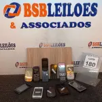 LOTE 180 - 11 CELULARES DE MARCAS E MODELOS DIVERSOS. (NO ESTADO) ATENÇÃO! FAZER A VISITAÇÃO ANTES DE ARREMATAR, NÃO SABEMOS SE FUNCIONA, LEILÃO NÃO TEM GARANTIA E NEM DEVOLUÇÃO, SUJEITO A POSSÍVEIS AVARIAS VISÍVEIS/OCULTAS E/OU AUSÊNCIA DE COMPONENTES.