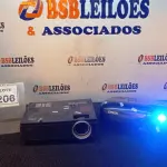LOTE 206 - 01 PROJETOR BENQ E 01 PROJETOR MARCA EPSON. (NO ESTADO) ATENÇÃO! FAZER A VISITAÇÃO ANTES DE ARREMATAR, NÃO SABEMOS SE FUNCIONA, LEILÃO NÃO TEM GARANTIA E NEM DEVOLUÇÃO, SUJEITO A POSSÍVEIS AVARIAS VISÍVEIS/OCULTAS E/OU AUSÊNCIA DE COMPONENTES.