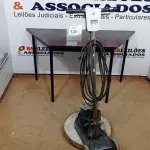 LOTE 120 - 01 ENCERADEIRA ELÉTRICA. (NO ESTADO) ATENÇÃO! FAZER A VISITAÇÃO ANTES DE ARREMATAR, NÃO SABEMOS SE FUNCIONA, LEILÃO NÃO TEM GARANTIA E NEM DEVOLUÇÃO, SUJEITO A POSSÍVEIS AVARIAS VISÍVEIS/OCULTAS E/OU AUSÊNCIA DE COMPONENTES.