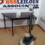 LOTE 120 - 01 ENCERADEIRA ELÉTRICA. (NO ESTADO) ATENÇÃO! FAZER A VISITAÇÃO ANTES DE ARREMATAR, NÃO SABEMOS SE FUNCIONA, LEILÃO NÃO TEM GARANTIA E NEM DEVOLUÇÃO, SUJEITO A POSSÍVEIS AVARIAS VISÍVEIS/OCULTAS E/OU AUSÊNCIA DE COMPONENTES.