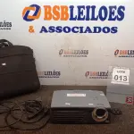 LOTE 013 - 01 PROJETOR MARCA OPTOMA COM CABOS E MALETAS. (NO ESTADO) ATENÇÃO! FAZER A VISITAÇÃO ANTES DE ARREMATAR, NÃO SABEMOS SE FUNCIONA, LEILÃO NÃO TEM GARANTIA E NEM DEVOLUÇÃO, SUJEITO A POSSÍVEIS AVARIAS VISÍVEIS/OCULTAS E/OU AUSÊNCIA DE COMPONENTES.