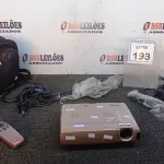 LOTE 193 - 01 PROJETOR LEGEND COM CABOS E MALETA. (NO ESTADO) ATENÇÃO! FAZER A VISITAÇÃO ANTES DE ARREMATAR, NÃO SABEMOS SE FUNCIONA, LEILÃO NÃO TEM GARANTIA E NEM DEVOLUÇÃO, SUJEITO A POSSÍVEIS AVARIAS VISÍVEIS/OCULTAS E/OU AUSÊNCIA DE COMPONENTES.