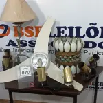 LOTE 070 - 01 LUSTRE, 01 VENTILADOR DE TETO, 03 LUMINÁRIAS E 01 ABAJUR. (NO ESTADO) ATENÇÃO! FAZER A VISITAÇÃO ANTES DE ARREMATAR, NÃO SABEMOS SE FUNCIONA, LEILÃO NÃO TEM GARANTIA E NEM DEVOLUÇÃO, SUJEITO A POSSÍVEIS AVARIAS VISÍVEIS/OCULTAS E/OU AUSÊNCIA DE COMPONENTES.