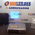 LOTE 011 - 01 PROJETOR MARCA EPSON COM CABOS E MALETA. (NO ESTADO) ATENÇÃO! FAZER A VISITAÇÃO ANTES DE ARREMATAR, NÃO SABEMOS SE FUNCIONA, LEILÃO NÃO TEM GARANTIA E NEM DEVOLUÇÃO, SUJEITO A POSSÍVEIS AVARIAS VISÍVEIS/OCULTAS E/OU AUSÊNCIA DE COMPONENTES.