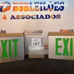 LOTE 187 - 02 PLACAS LUMINOSAS EXIT. (NO ESTADO) ATENÇÃO! FAZER A VISITAÇÃO ANTES DE ARREMATAR, NÃO SABEMOS SE FUNCIONA, LEILÃO NÃO TEM GARANTIA E NEM DEVOLUÇÃO, SUJEITO A POSSÍVEIS AVARIAS VISÍVEIS/OCULTAS E/OU AUSÊNCIA DE COMPONENTES.