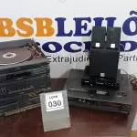 LOTE 030 - 01 TOCA DISCOS, 01 APARELHO DE VIDEO CASSETE, 01 APARELHO DE DVD E 03 MINIS CAIXAS DE SOM. (NO ESTADO) ATENÇÃO! FAZER A VISITAÇÃO ANTES DE ARREMATAR, NÃO SABEMOS SE FUNCIONA, LEILÃO NÃO TEM GARANTIA E NEM DEVOLUÇÃO, SUJEITO A POSSÍVEIS AVARIAS VISÍVEIS/OCULTAS E/OU AUSÊNCIA DE COMPONENTES.