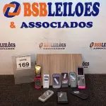 LOTE 169 - 09 CELULARES DE MARCA E MODELOS DIVERSOS. (NO ESTADO) ATENÇÃO! FAZER A VISITAÇÃO ANTES DE ARREMATAR, NÃO SABEMOS SE FUNCIONA, LEILÃO NÃO TEM GARANTIA E NEM DEVOLUÇÃO, SUJEITO A POSSÍVEIS AVARIAS VISÍVEIS/OCULTAS E/OU AUSÊNCIA DE COMPONENTES.