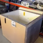 LOTE 125 - 01 CAIXA TÉRMICA. (NO ESTADO) ATENÇÃO! FAZER A VISITAÇÃO ANTES DE ARREMATAR, NÃO SABEMOS SE FUNCIONA, LEILÃO NÃO TEM GARANTIA E NEM DEVOLUÇÃO, SUJEITO A POSSÍVEIS AVARIAS VISÍVEIS/OCULTAS E/OU AUSÊNCIA DE COMPONENTES.