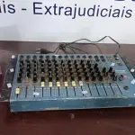 LOTE 128 - 01 MESA DE SOM. ANALÓGICA MARCA STANER MODELO 12-2S (NO ESTADO) ATENÇÃO! FAZER A VISITAÇÃO ANTES DE ARREMATAR, NÃO SABEMOS SE FUNCIONA, LEILÃO NÃO TEM GARANTIA E NEM DEVOLUÇÃO, SUJEITO A POSSÍVEIS AVARIAS VISÍVEIS/OCULTAS E/OU AUSÊNCIA DE COMPONENTES.