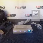 LOTE 193 - 01 PROJETOR LEGEND COM CABOS E MALETA. (NO ESTADO) ATENÇÃO! FAZER A VISITAÇÃO ANTES DE ARREMATAR, NÃO SABEMOS SE FUNCIONA, LEILÃO NÃO TEM GARANTIA E NEM DEVOLUÇÃO, SUJEITO A POSSÍVEIS AVARIAS VISÍVEIS/OCULTAS E/OU AUSÊNCIA DE COMPONENTES.