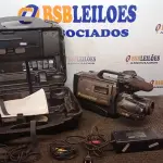 LOTE 068 - 01 FILMADORA MARCA PANASONIC MODELO M9000 COM CASE. (NO ESTADO) ATENÇÃO! FAZER A VISITAÇÃO ANTES DE ARREMATAR, NÃO SABEMOS SE FUNCIONA, LEILÃO NÃO TEM GARANTIA E NEM DEVOLUÇÃO, SUJEITO A POSSÍVEIS AVARIAS VISÍVEIS/OCULTAS E/OU AUSÊNCIA DE COMPONENTES.