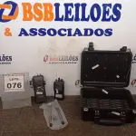 LOTE 076 - 02 RÁDIOS COMUNICADORES E 01 CASE. (NO ESTADO) ATENÇÃO! FAZER A VISITAÇÃO ANTES DE ARREMATAR, NÃO SABEMOS SE FUNCIONA, LEILÃO NÃO TEM GARANTIA E NEM DEVOLUÇÃO, SUJEITO A POSSÍVEIS AVARIAS VISÍVEIS/OCULTAS E/OU AUSÊNCIA DE COMPONENTES.