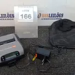 LOTE 166 - 01 IMPRESSORA TÉRMICA MARCA DATAMAX COM BOLSA E FONTE. (NO ESTADO) ATENÇÃO! FAZER A VISITAÇÃO ANTES DE ARREMATAR, NÃO SABEMOS SE FUNCIONA, LEILÃO NÃO TEM GARANTIA E NEM DEVOLUÇÃO, SUJEITO A POSSÍVEIS AVARIAS VISÍVEIS/OCULTAS E/OU AUSÊNCIA DE COMPONENTES.