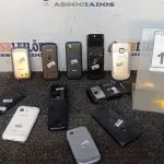 LOTE 180 - 11 CELULARES DE MARCAS E MODELOS DIVERSOS. (NO ESTADO) ATENÇÃO! FAZER A VISITAÇÃO ANTES DE ARREMATAR, NÃO SABEMOS SE FUNCIONA, LEILÃO NÃO TEM GARANTIA E NEM DEVOLUÇÃO, SUJEITO A POSSÍVEIS AVARIAS VISÍVEIS/OCULTAS E/OU AUSÊNCIA DE COMPONENTES.