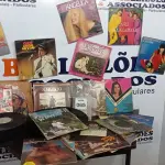 LOTE 065 - 01 LOTE COM GRANDE QUANTIDADE DE DISCOS DE VINIL. (NO ESTADO) ATENÇÃO! FAZER A VISITAÇÃO ANTES DE ARREMATAR, NÃO SABEMOS SE FUNCIONA, LEILÃO NÃO TEM GARANTIA E NEM DEVOLUÇÃO, SUJEITO A POSSÍVEIS AVARIAS VISÍVEIS/OCULTAS E/OU AUSÊNCIA DE COMPONENTES.