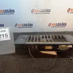LOTE 215 - 01 MESA DE SOM. (NO ESTADO) ATENÇÃO! FAZER A VISITAÇÃO ANTES DE ARREMATAR, NÃO SABEMOS SE FUNCIONA, LEILÃO NÃO TEM GARANTIA E NEM DEVOLUÇÃO, SUJEITO A POSSÍVEIS AVARIAS VISÍVEIS/OCULTAS E/OU AUSÊNCIA DE COMPONENTES.