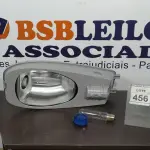 LOTE 456 - 01 LUMINÁRIA DE POSTE. (NO ESTADO) ATENÇÃO! FAZER A VISITAÇÃO ANTES DE ARREMATAR, NÃO SABEMOS SE FUNCIONA. LEILÃO NÃO TEM GARANTIA E NEM DEVOLUÇÃO, SUJEITO A POSSÍVEIS AVARIAS VISÍVEIS/OCULTAS E/OU AUSÊNCIA DE COMPONENTES.