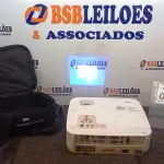 LOTE 012 - 01 PROJETOR MARCA NEC COM MALETA. (NO ESTADO) ATENÇÃO! FAZER A VISITAÇÃO ANTES DE ARREMATAR, NÃO SABEMOS SE FUNCIONA, LEILÃO NÃO TEM GARANTIA E NEM DEVOLUÇÃO, SUJEITO A POSSÍVEIS AVARIAS VISÍVEIS/OCULTAS E/OU AUSÊNCIA DE COMPONENTES.