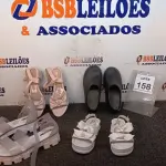 LOTE 158 - 04 PARES DE SANDALHAS FEMININAS DE MODELOS VARIADOS. (NO ESTADO) ATENÇÃO! FAZER A VISITAÇÃO ANTES DE ARREMATAR, NÃO SABEMOS SE FUNCIONA, LEILÃO NÃO TEM GARANTIA E NEM DEVOLUÇÃO, SUJEITO A POSSÍVEIS AVARIAS VISÍVEIS/OCULTAS E/OU AUSÊNCIA DE COMPONENTES.