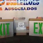 LOTE 187 - 02 PLACAS LUMINOSAS EXIT. (NO ESTADO) ATENÇÃO! FAZER A VISITAÇÃO ANTES DE ARREMATAR, NÃO SABEMOS SE FUNCIONA, LEILÃO NÃO TEM GARANTIA E NEM DEVOLUÇÃO, SUJEITO A POSSÍVEIS AVARIAS VISÍVEIS/OCULTAS E/OU AUSÊNCIA DE COMPONENTES.
