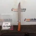 LOTE 070 - FACA IMPORTADA AÇO INOXIDÁVEL CABO EM MADEIRA GUARDA DUPLA  FULL TANG BAINHA DE NYLON TAMANHO TOTAL 38CM PESO 416G JÁ AFIADA  . (NO ESTADO) ATENÇÃO! FAZER A VISITAÇÃO ANTES DE ARREMATAR, NÃO SABEMOS SE FUNCIONA. LEILÃO NÃO TEM GARANTIA E NEM DEVOLUÇÃO, SUJEITO A POSSÍVEIS AVARIAS VISÍVEIS/OCULTAS E/OU AUSÊNCIA DE COMPONENTES.
