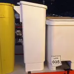 LOTE 035 - 05 LIXEIRAS SENDO 02 COM TAMPA. (NO ESTADO) ATENÇÃO! FAZER A VISITAÇÃO ANTES DE ARREMATAR, NÃO SABEMOS SE FUNCIONA, LEILÃO NÃO TEM GARANTIA E NEM DEVOLUÇÃO, SUJEITO A POSSÍVEIS AVARIAS VISÍVEIS/OCULTAS E/OU AUSÊNCIA DE COMPONENTES.