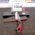 LOTE 100 - 01 FACA IMPORTADA 20CM FULL TANG CABO EM MADEIRA BAINHA DE NAPA. (NO ESTADO) ATENÇÃO! FAZER A VISITAÇÃO ANTES DE ARREMATAR, NÃO SABEMOS SE FUNCIONA. LEILÃO NÃO TEM GARANTIA E NEM DEVOLUÇÃO, SUJEITO A POSSÍVEIS AVARIAS VISÍVEIS/OCULTAS E/OU AUSÊNCIA DE COMPONENTES.