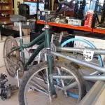 LOTE 234 - 02 QUADROS DE ALUMÍNIO, 01 MOTOR PARA BIKE INCOMPLETO E 01 BIKE INFANTIL. (NO ESTADO) ATENÇÃO! FAZER A VISITAÇÃO ANTES DE ARREMATAR, NÃO SABEMOS SE FUNCIONA, LEILÃO NÃO TEM GARANTIA E NEM DEVOLUÇÃO, SUJEITO A POSSÍVEIS AVARIAS VISÍVEIS/OCULTAS E/OU AUSÊNCIA DE COMPONENTES.