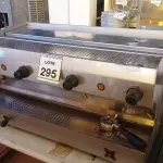 LOTE 295 - 01 MÁQUINA DE CAFÉ EXPRESSO INDUSTRIAL. (NO ESTADO) ATENÇÃO! FAZER A VISITAÇÃO ANTES DE ARREMATAR, NÃO SABEMOS SE FUNCIONA. LEILÃO NÃO TEM GARANTIA E NEM DEVOLUÇÃO, SUJEITO A POSSÍVEIS AVARIAS VISÍVEIS/OCULTAS E/OU AUSÊNCIA DE COMPONENTES.