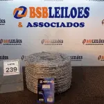 LOTE 239 - 01 ROLO DE ARAME FARPADO COM 500M. (NO ESTADO) ATENÇÃO! FAZER A VISITAÇÃO ANTES DE ARREMATAR, NÃO SABEMOS SE FUNCIONA, LEILÃO NÃO TEM GARANTIA E NEM DEVOLUÇÃO, SUJEITO A POSSÍVEIS AVARIAS VISÍVEIS/OCULTAS E/OU AUSÊNCIA DE COMPONENTES.