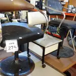LOTE 275 - 02 CADEIRAS PARA CABELEREIRO E 01 BANCO DE MANICURE. (NO ESTADO) ATENÇÃO! FAZER A VISITAÇÃO ANTES DE ARREMATAR, NÃO SABEMOS SE FUNCIONA, LEILÃO NÃO TEM GARANTIA E NEM DEVOLUÇÃO, SUJEITO A POSSÍVEIS AVARIAS VISÍVEIS/OCULTAS E/OU AUSÊNCIA DE COMPONENTES.