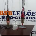 LOTE 050 - 02 ASPIRADORES DE PÓ DE MÃO. (NO ESTADO) ATENÇÃO! FAZER A VISITAÇÃO ANTES DE ARREMATAR, NÃO SABEMOS SE FUNCIONA, LEILÃO NÃO TEM GARANTIA E NEM DEVOLUÇÃO, SUJEITO A POSSÍVEIS AVARIAS VISÍVEIS/OCULTAS E/OU AUSÊNCIA DE COMPONENTES.