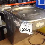 LOTE 241 - 01 BEBEDOURO DE PARE EM INOX MARCA IBBL. (NO ESTADO) ATENÇÃO! FAZER A VISITAÇÃO ANTES DE ARREMATAR, NÃO SABEMOS SE FUNCIONA, LEILÃO NÃO TEM GARANTIA E NEM DEVOLUÇÃO, SUJEITO A POSSÍVEIS AVARIAS VISÍVEIS/OCULTAS E/OU AUSÊNCIA DE COMPONENTES.